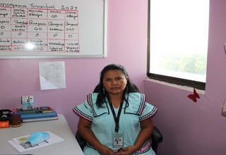 La intérprete intercultural Eira Carrera ayuda a las mujeres ngäbe de su comunidad a relacionarse con proveedores de salud de ha