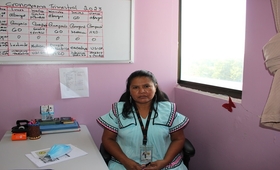 La intérprete intercultural Eira Carrera ayuda a las mujeres ngäbe de su comunidad a relacionarse con proveedores de salud de ha