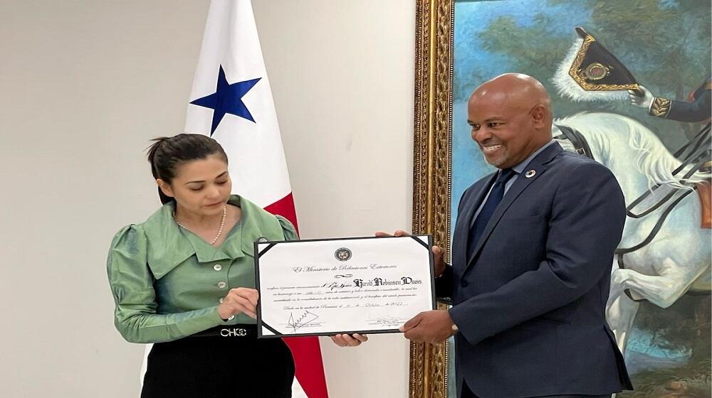 La canciller Janaina Tewaney y el señor Harold Robinson.